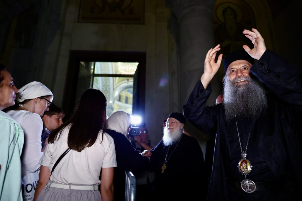 Χιλιάδες προσκυνητές για την Αγία Ζώνη στο Βελιγράδι – Ο Πατριάρχης και ο Γέροντας Εφραίμ μέσα στον κόσμο το ξημέρωμα