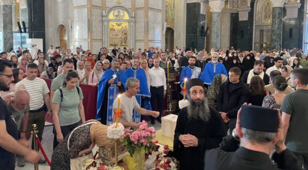 Немојмо допустити да нам прође дан без молитве Пресветој Богородици