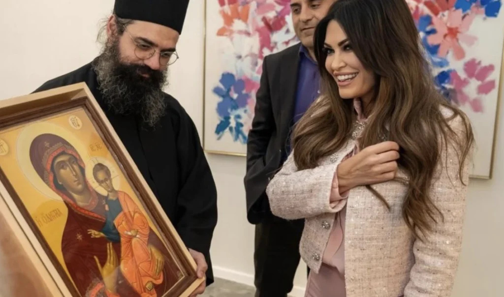 Πατέρες της Μονής Ξενοφώντος Αγίου Όρους δώρισαν στην Κίμπερλι Γκίλφοϊλ μία εικόνα της Παναγίας
