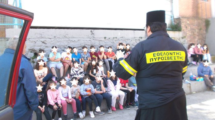 Iερείς εθελοντές πυροσβέστες έδειξαν στους μαθητές πως σβήνονται οι φωτιές