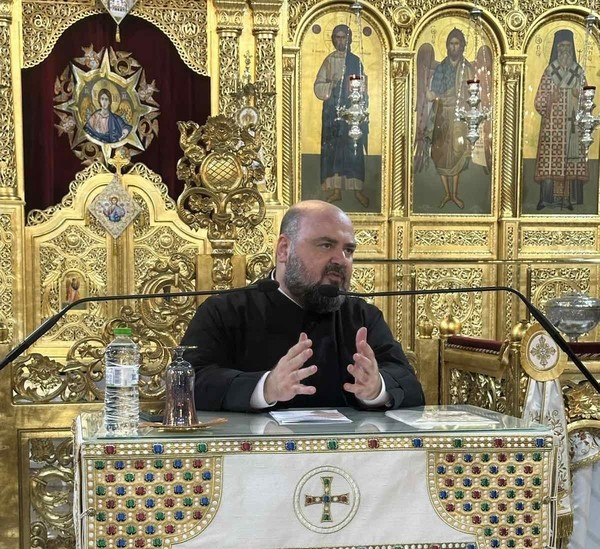 «Η Χαρά ως Παρουσία του Αγίου Πνεύματος»: Με ιδιαίτερη συγκίνηση η παρουσίαση του νέου βιβλίου του π. Λίβυου στη Λάρισα