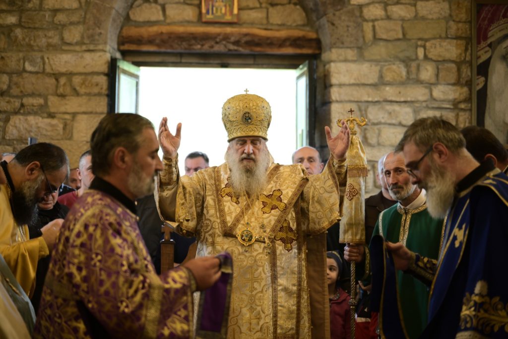 ქუთათელ-გაენათელმა მიტროპოლიტმა იოანემ XIX საუკუნის ახლად აღდგენილი ტაძარი აკურთხა