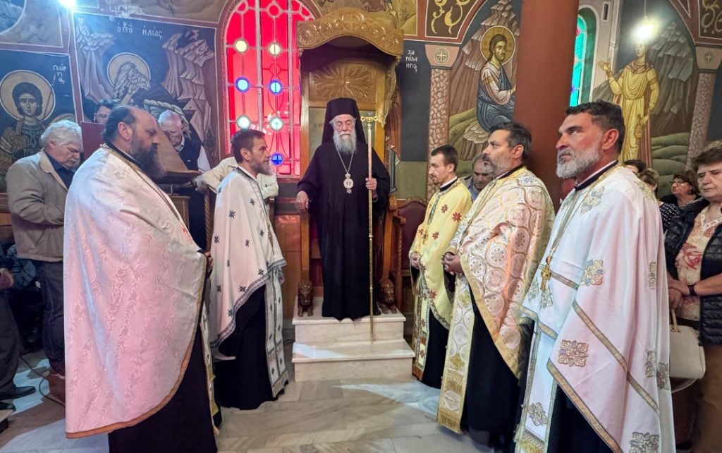 Εσπερινός εορτής των Αγίων Κωνσταντίνου και Ελένης στο πανηγυρίζον Παρεκκλήσιο του Επισκοπείου της Νέας Περάμου