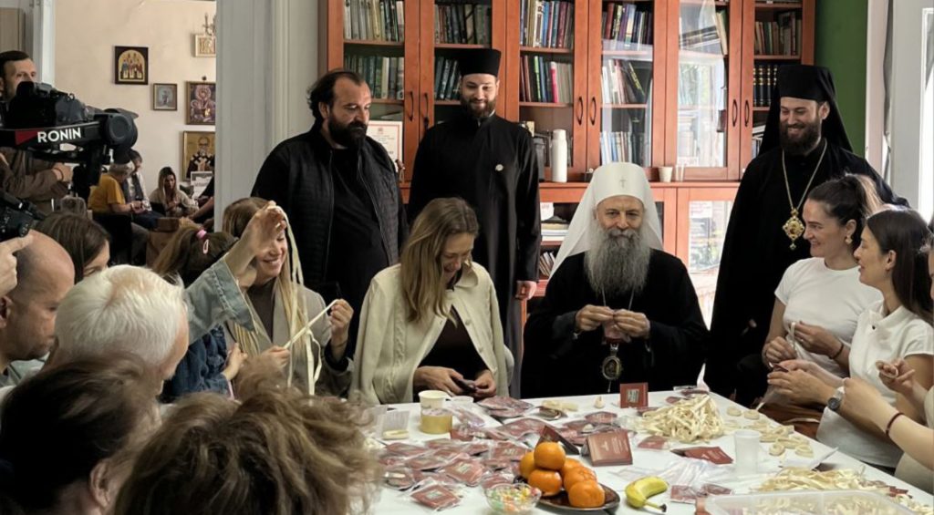 Ο Σερβίας Πορφύριος συμμετείχε στην παρασκευή κορδελών της Αγίας Ζώνης (ΦΩΤΟ)