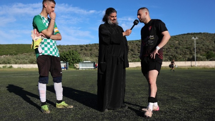 Ο ιερέας της Μυτιλήνης που μεταδίδει ποδοσφαιρικούς αγώνες: «Η Εκκλησία βρίσκεται κοντά στον αθλητισμό»