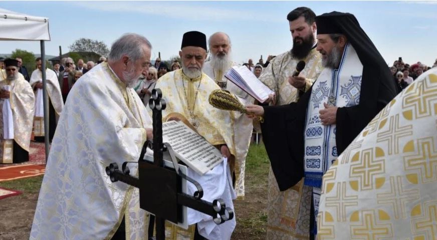 PS Nichifor Botoșăneanul a sfințit piatra de temelie a unei noi biserici: Vestește credința care îi unește pe toți