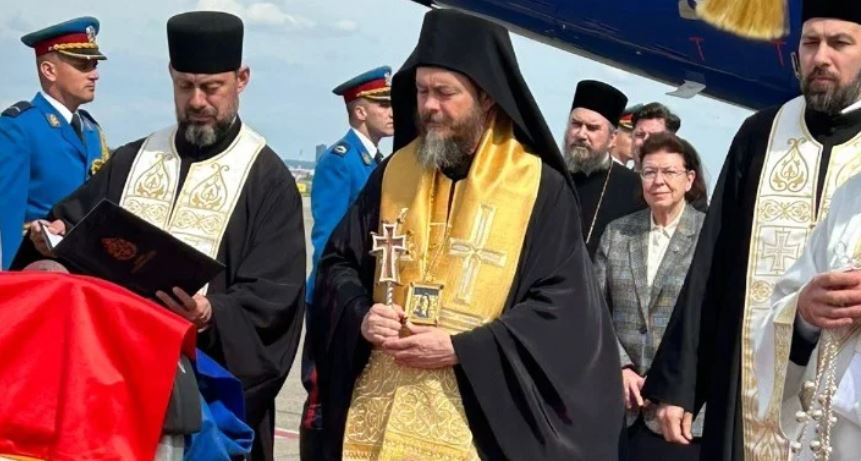 Seven iconic relics of Mt Athos arrive in Belgrade for exhibition on Saint Sava; ministers at airport