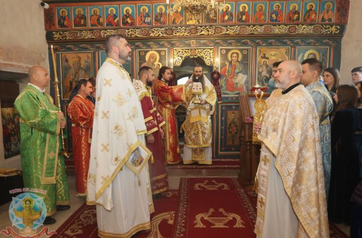 Неделя на Слепия с архиерейска Литургия в слатинския храм „Св. Мина“