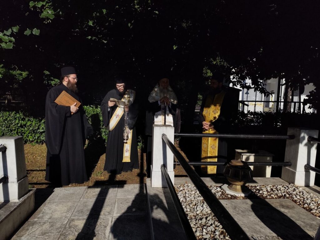 Τρισάγιο στους τάφους των μακαριστών προκατόχων Κυρίλλου Α΄ και Κυρίλλου Β΄ τέλεσε ο Μητροπολίτης Θεσσαλιώτιδος