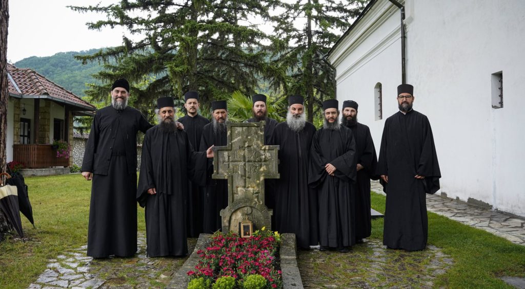 Братству Ватопеда дариване мошти Преподобног оца Јустина Ћелијског