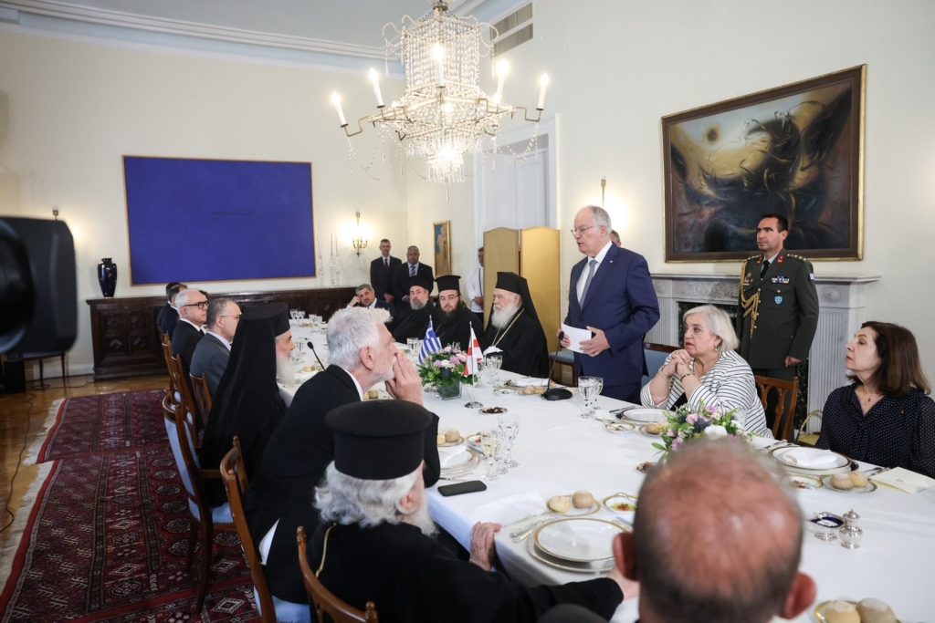 Μήνυμα στήριξης από τον ΠτΔ στο γεύμα προς τιμήν του Πατριάρχη Ιεροσολύμων