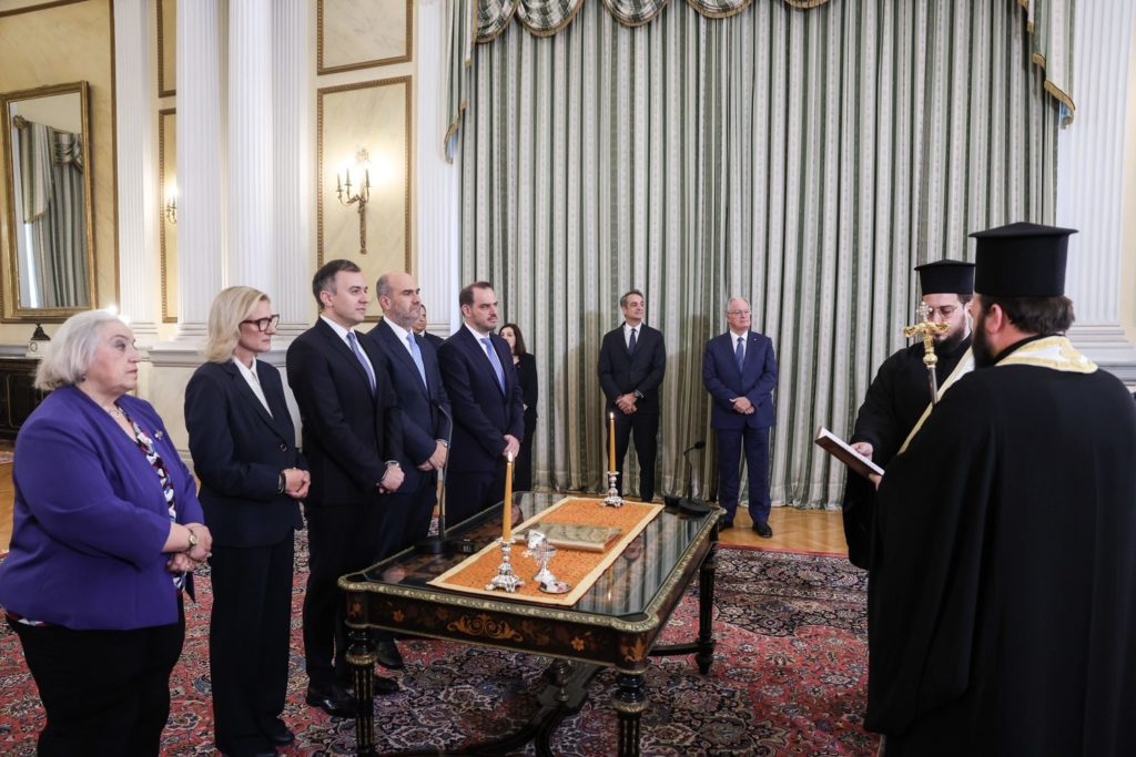 Ορκίστηκαν τα νέα μέλη της κυβέρνησης από τον Επίσκοπο Σκιάθου