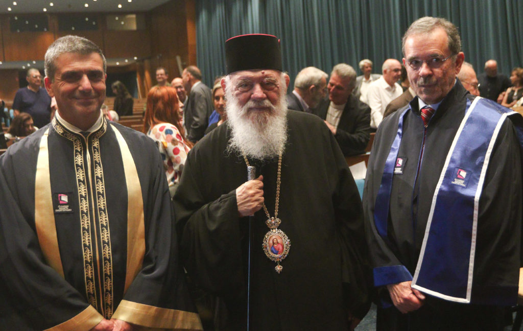Ο Αρχιεπίσκοπος Ιερώνυμος στην τελετή αναγόρευσης του Παύλου Τσίμα σε επίτιμο διδάκτορα του Ελληνικού Ανοιχτού Πανεπιστημίου