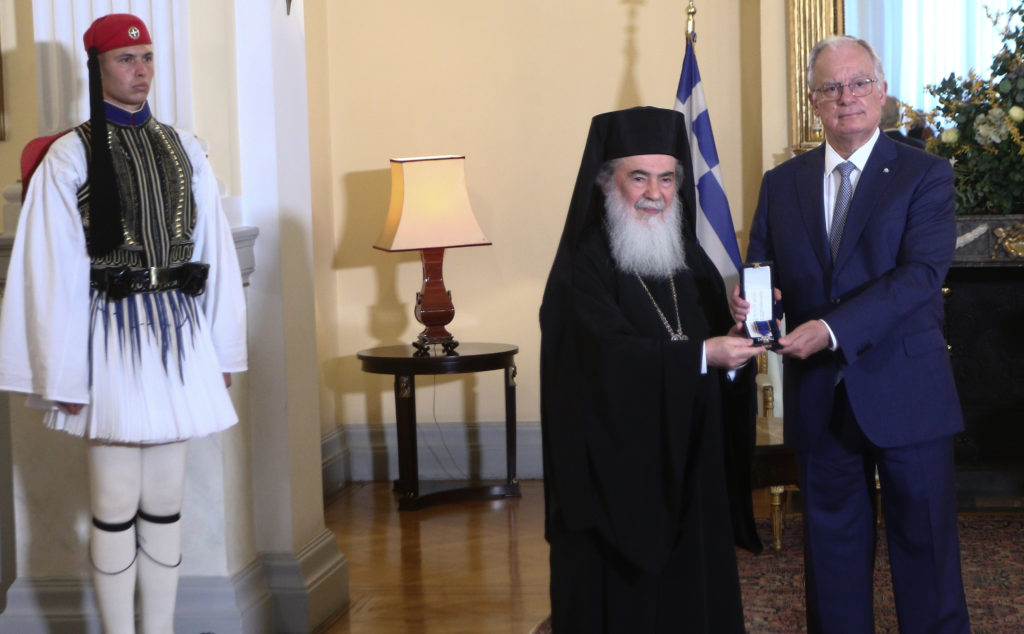 Ο ΠτΔ παρασημοφόρησε τον Αρχιεπίσκοπο Τιβεριάδος και τον Αρχιμανδρίτη Σίλα
