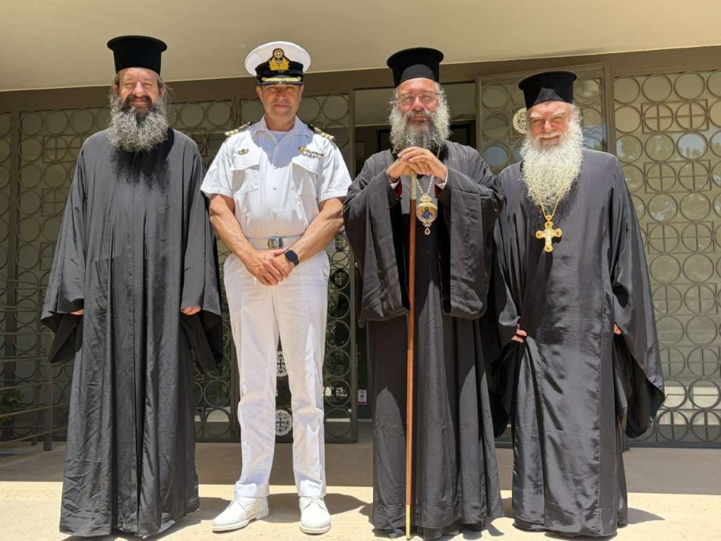 Ο Ιερέας του Λιμενικού Σώματος στον Μητροπολίτη Ρεθύμνης