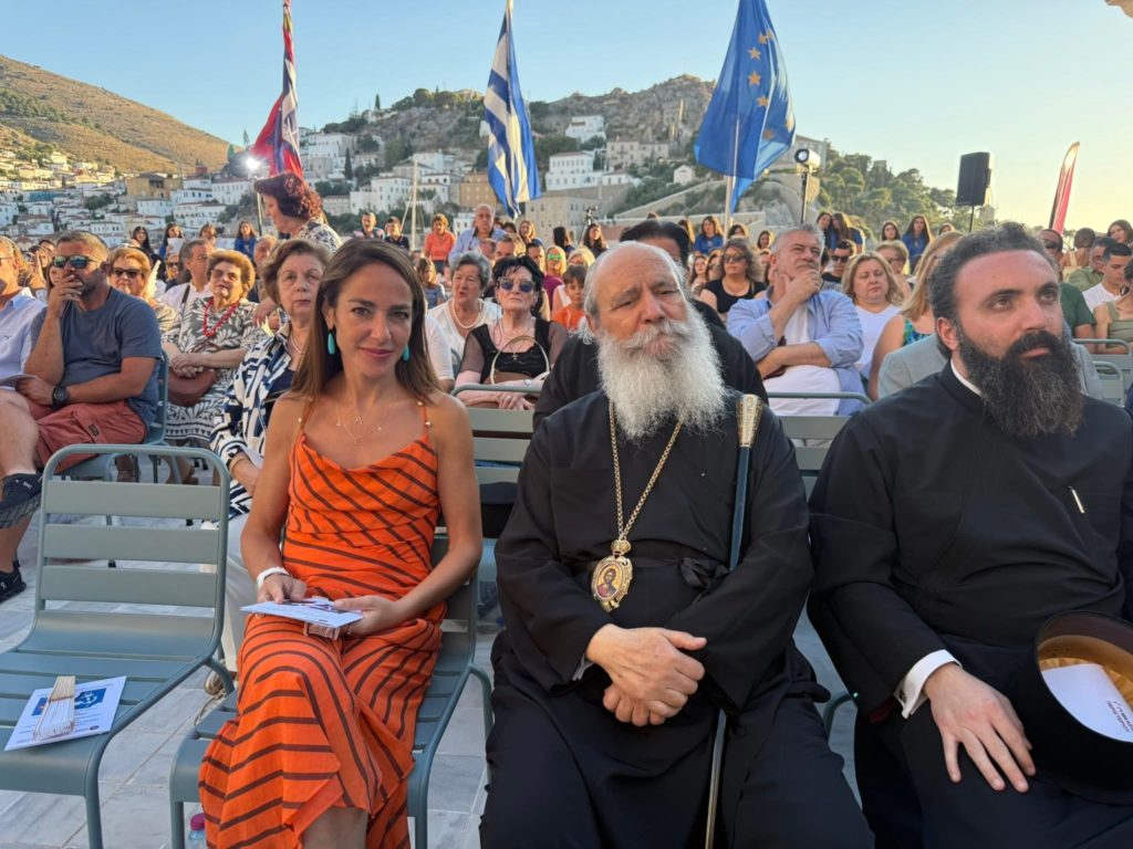 Στη γιορτή λήξης του σχολικού έτους του Γυμνασίου Ύδρας ο Μητροπολίτης Εφραίμ