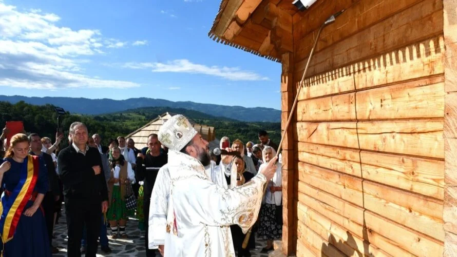 Sfințire de biserică în Caraș-Severin: O cetate de scăpare pentru cei care se roagă Sfintei Treimi, spune PS Lucian