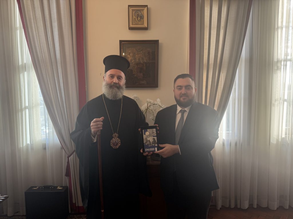 Ο Πρόεδρος της Κρητικής Αδελφότητος Σύδνεϋ και ΝΝΟ στον Αρχιεπίσκοπο Αυστραλίας Μακάριο