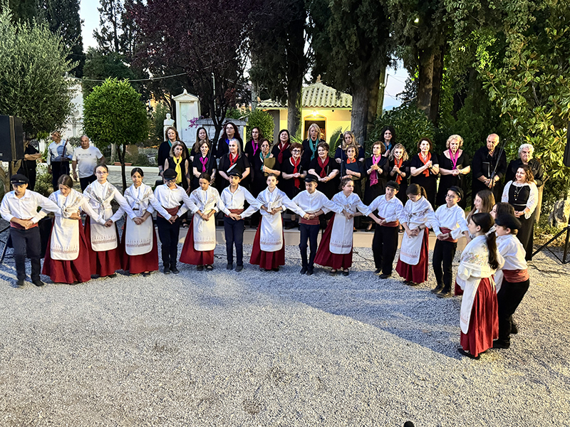 Η Χορωδία και χορευτικό τμήμα της Ευαγγελίστριας Πειραιώς στη Θήβα
