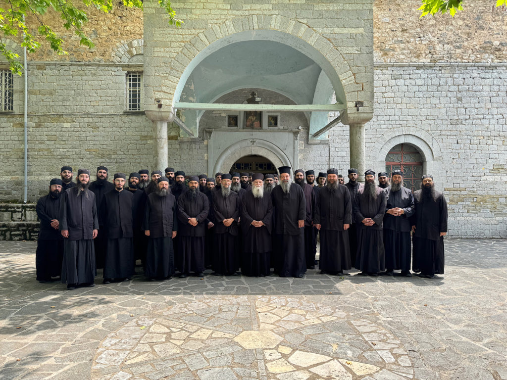 Ο Γέροντας Νεκτάριος με μοναχούς στον ευλογημένο τόπο της Κόνιτσας