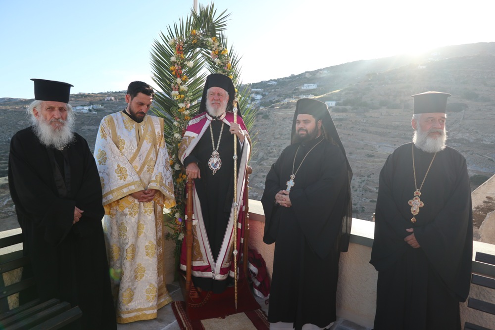 Αρχιερατικός Εσπερινός στο Μοναστηριακό Μετόχιο της Παναγίας Τριάδος στην Άνω Σύρο