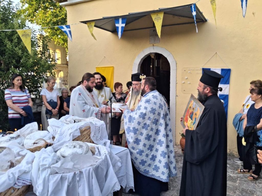 Ο Πανηγυρικός Αρχιερατικός Εσπερινός του Αγίου Πνεύματος στο Καλλιγόνι Λευκάδος