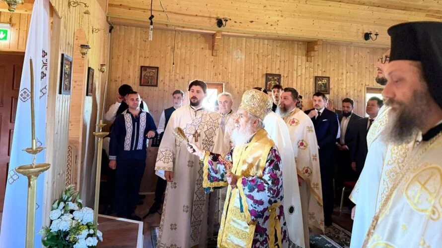 IPS Timotei a sfințit biserica de lemn de la Schitul „Izvorul Tămăduirii” Frumușeni