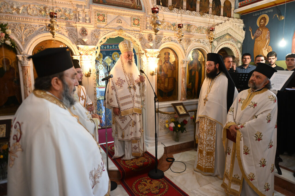 Μαντινείας Επιφάνιος: Η θεότητα του Αγίου Πνεύματος φωτίζει τη ζωή μας