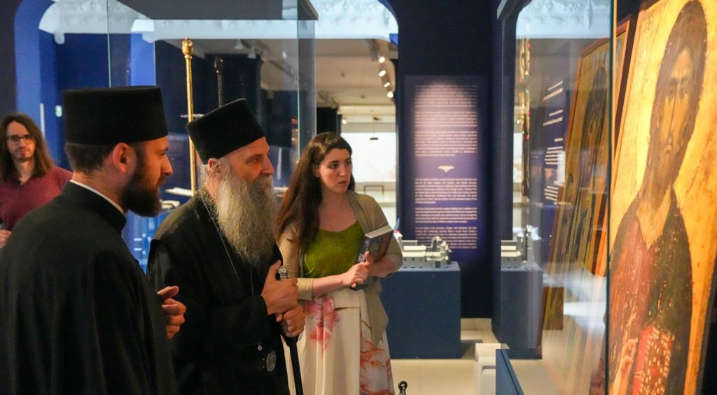 Патријарх Порфирије поново посетио изложбу „Свети Сава” у Галерији САНУ