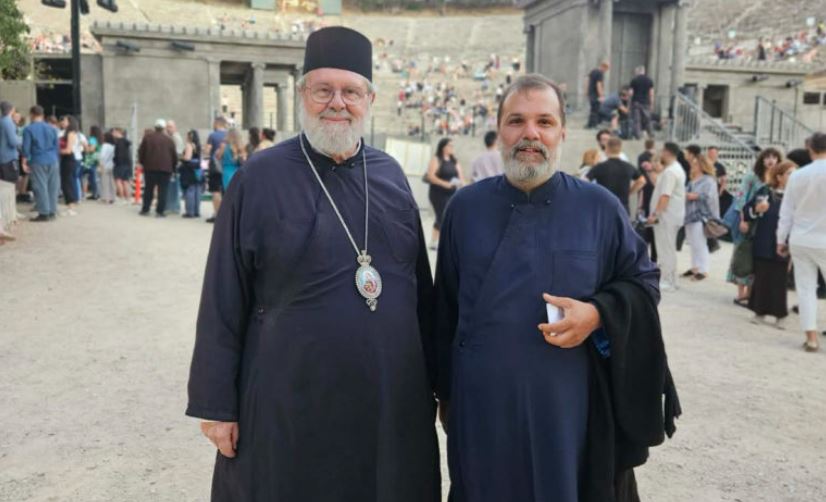 Ο Μητροπολίτης Αχαΐας Αθανάσιος στην πρόβα της παράστασης ”Μήδεια” στο Αρχαίο Θέατρο Επιδαύρου