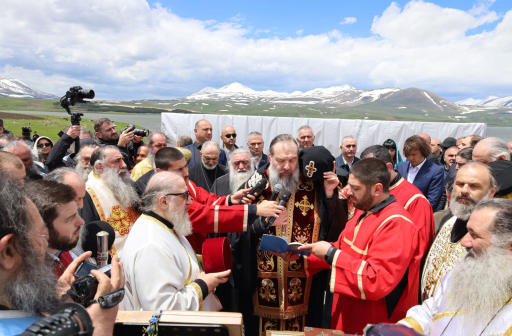 კათოლიკოს-პატრიარქმა ნინოობასთან დაკავშირებით ფარავნის ტბასთან პარაკლისი აღავლინა (ფოტოქრონიკა)