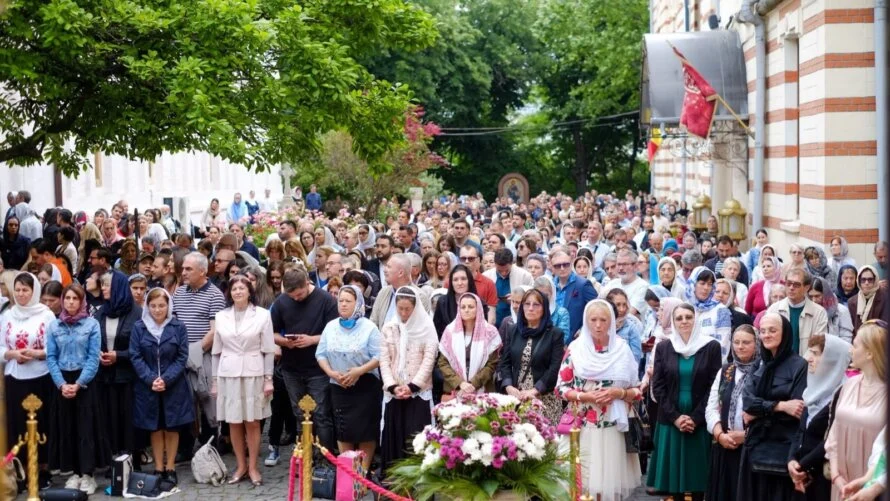 Sute de credincioși au participat la hramul istoric al Mănăstirii Radu Vodă: Sf. Treime este exemplul supremei iubiri