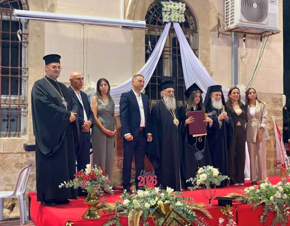 Ο Πατριάρχης Ιεροσολύμων επιδίδει τους τίτλους στους αποφοίτους του Σχολείου της Ιόππης