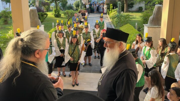 Λάρισα: Πλήθος πιστών στο Επισκοπείο για τα Ονομαστήρια του Μητροπολίτη Ιερώνυμου