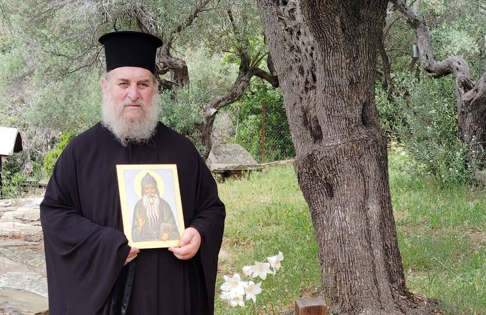 Ο Μητροπολίτης Ίμβρου Κύριλλος στον τάφο του Οσίου Τύχωνα του Αγιορείτη