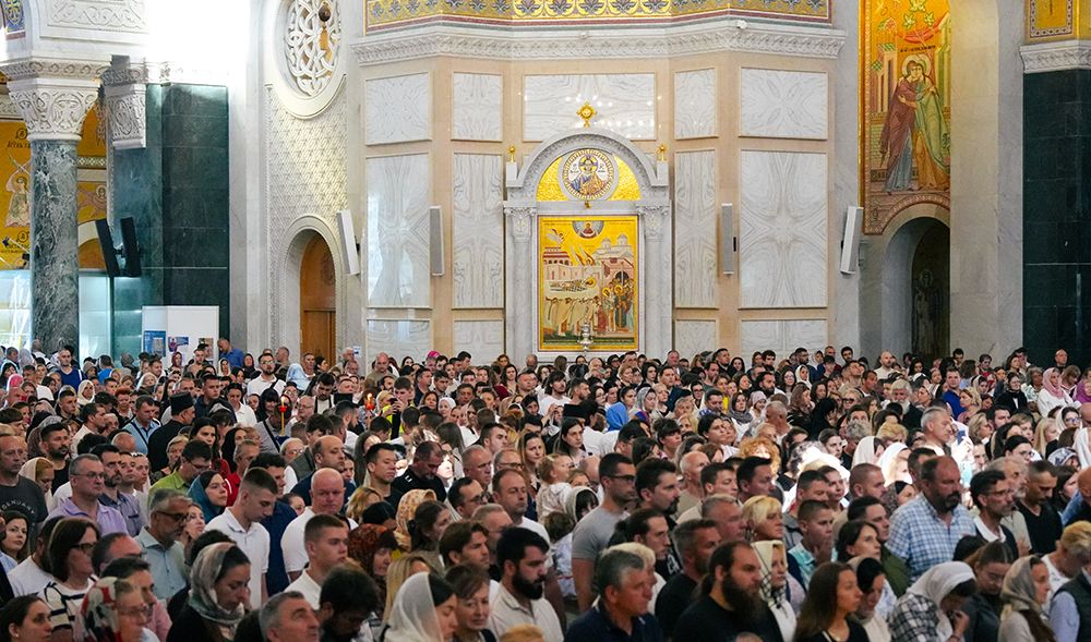 Од Спасовдана до вечерас 478.000 верника се поклонило Богородичином Појасу