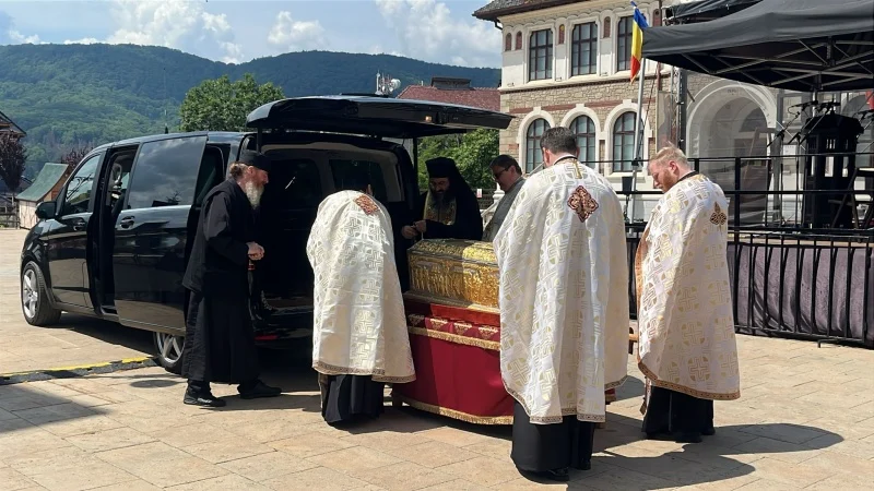 Moaștele Sf. Cuv. Cleopa au ajuns la Piatra Neamț: Credincioșii sunt invitați să participe la procesiune