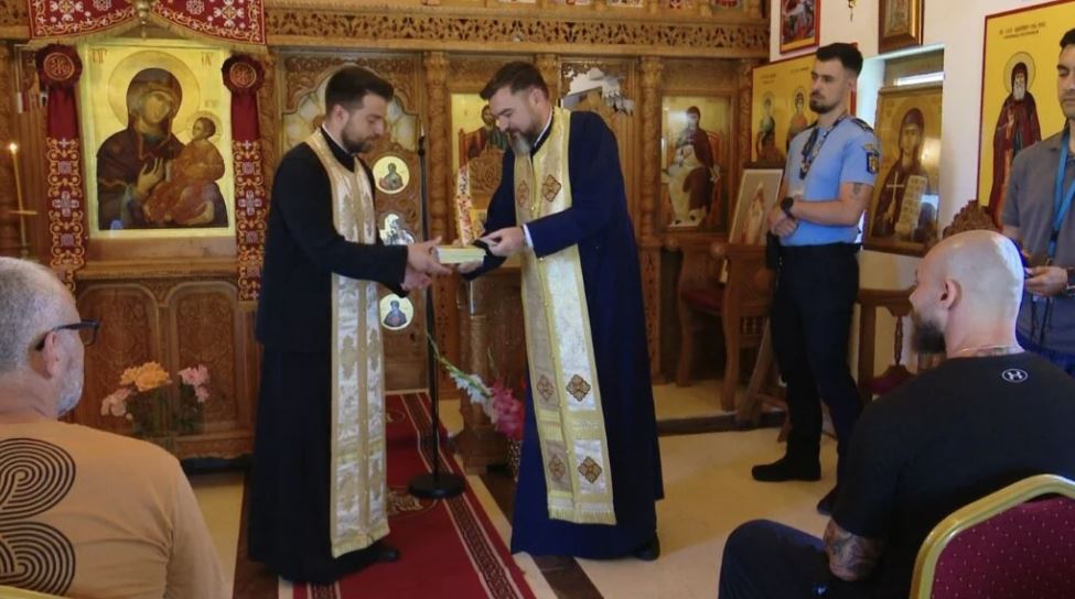 Κρατούμενοι των φυλακών Ράχοβα στο Βουκουρέστι εκκλησιάστηκαν στην Αγία Παρασκευή Βραγαδίνου