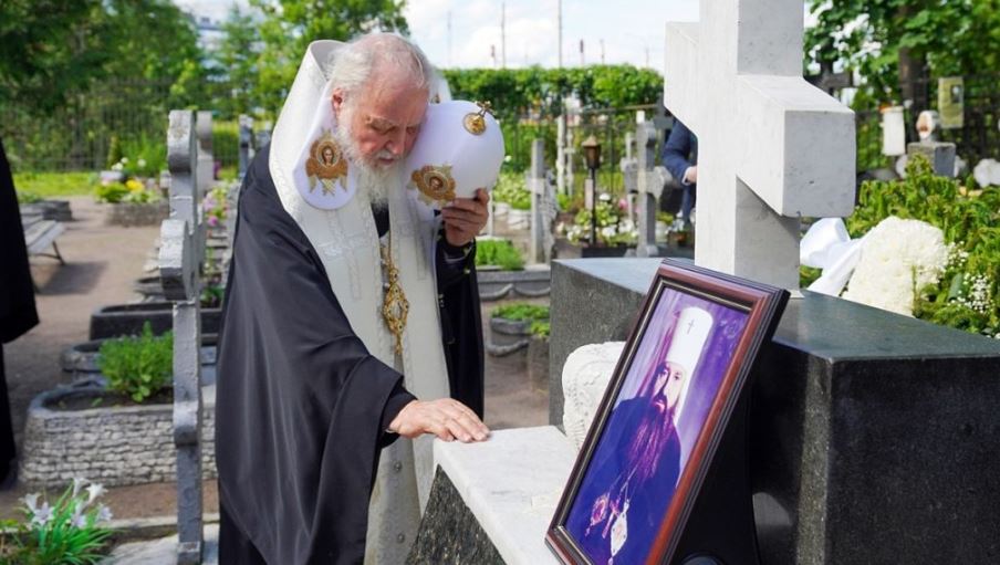 Святейший Патриарх Кирилл посетил Большеохтинское и Никольское кладбища Санкт-Петербурга