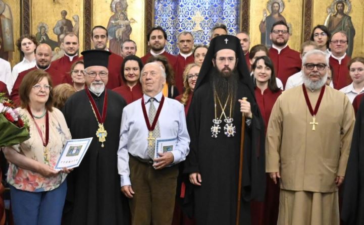 Сливенският митрополит Арсений отличи с ордени юбиляри на XXII Международен фестивал „Достойно есть“
