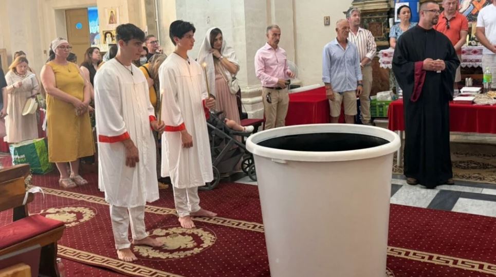 Πρώτη βάπτιση στη μοναδική Ρουμανική Ενορία στη Μάλτα: «Το μεγαλύτερο όνειρο εκπληρώθηκε στη ζωή μου»