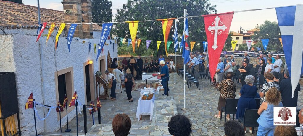 Πλήθος πιστών στον πανηγυρικό Αρχιερατικό Εσπερινό στην Αγία Κυριακή Μονεμβασίας