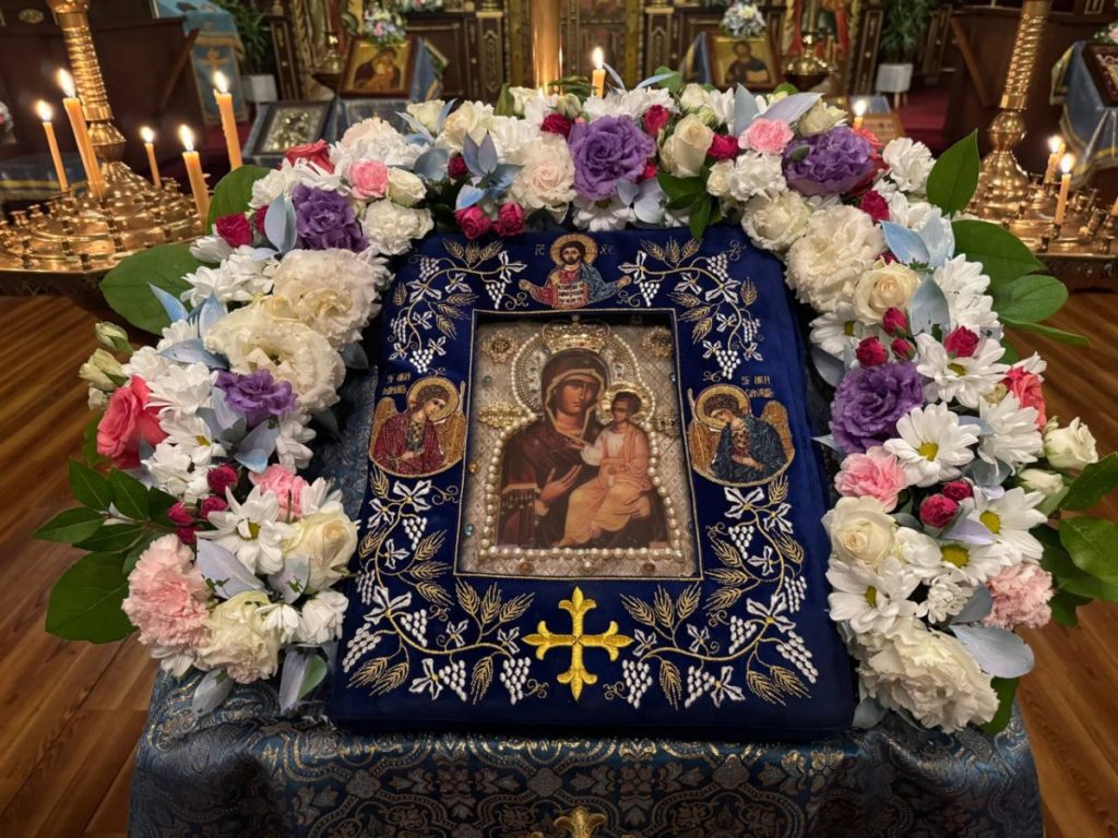 Чудотворната мироточива Хавайска икона на Божията Майка пристига в Ловеч