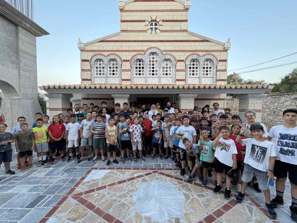 Ο Κερκύρας Νεκτάριος κοντά στα παιδιά των Κατασκηνώσεων