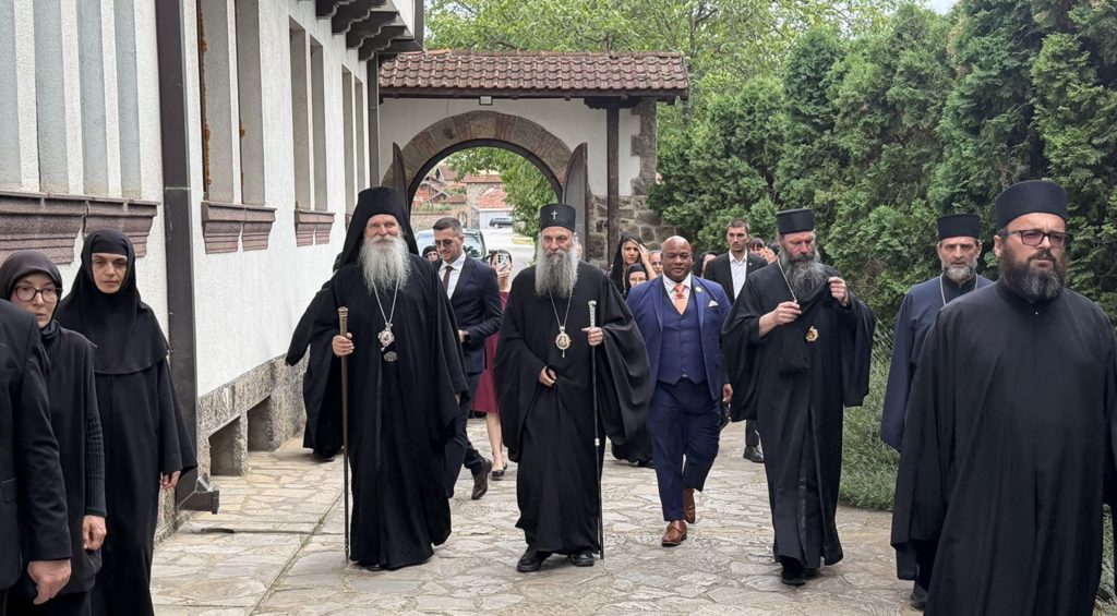 Патријарх Порфирије и пастор Бернс у манастиру Грачаници