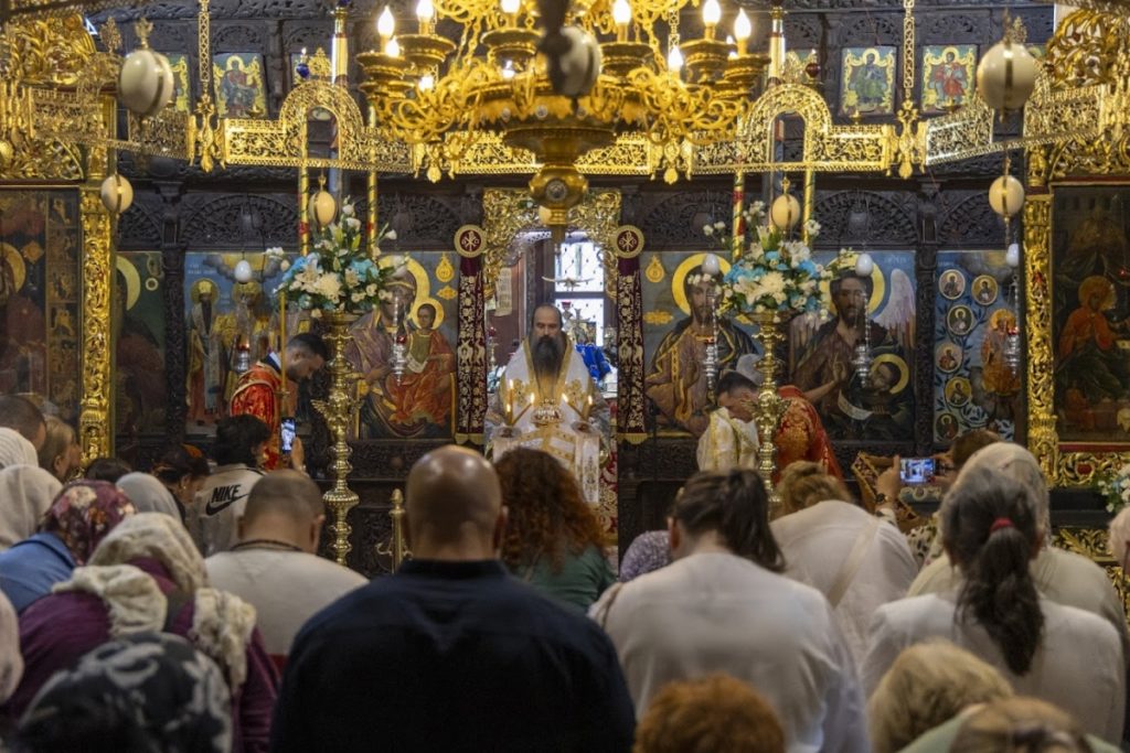 Всенощно бдение и патриаршеска света Литургия по повод празника на Света Богородица „Троеручица“ в Троянския манастир