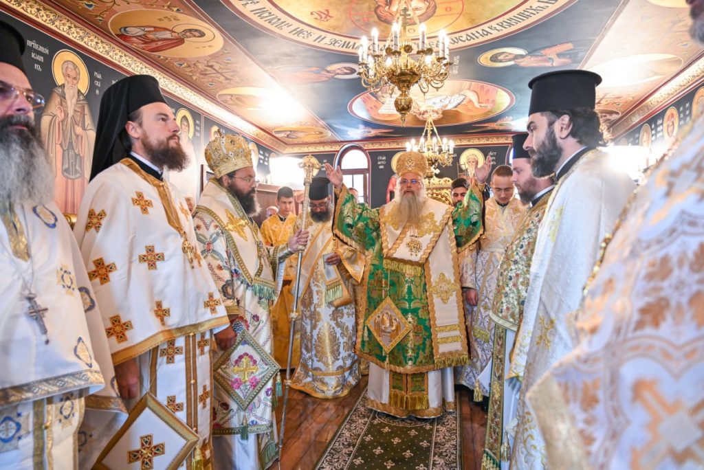 Освещаване и архиерейска св. Литургия в храм-параклис „Св. Максим Изповедник“ при манастир „Св. Троица“ на Кръстова гора