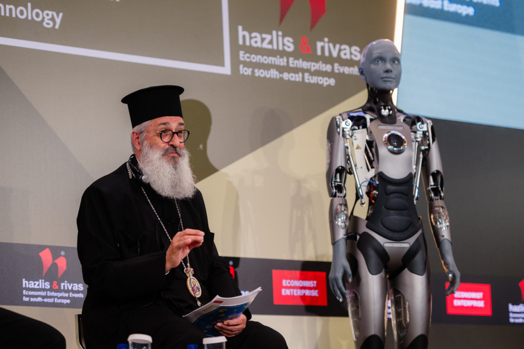 Ο Αλεξανδρουπόλεως Άνθιμος στο συνέδριο του Economist συζητά με το ρομπότ Ameca: «Τι είναι ο Θεός για εσένα;»