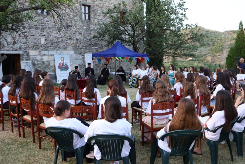 Kryepiskopi Joan viziton kampet verore dhe zhvillon bisedë shpirtërore me pjesëmarrësit