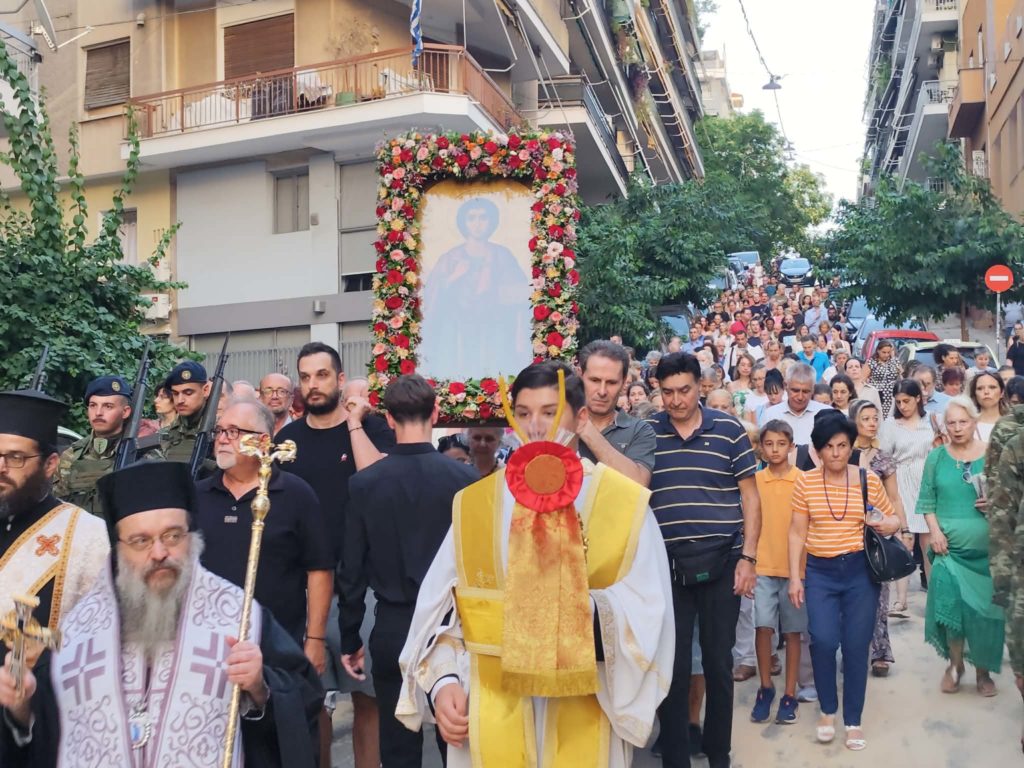 Ευλαβική προσευχή, για τον Ιαματικό Αγιομάρτυρα Παντελεήμονα,  στον ομώνυμο ναό του Ιλισού